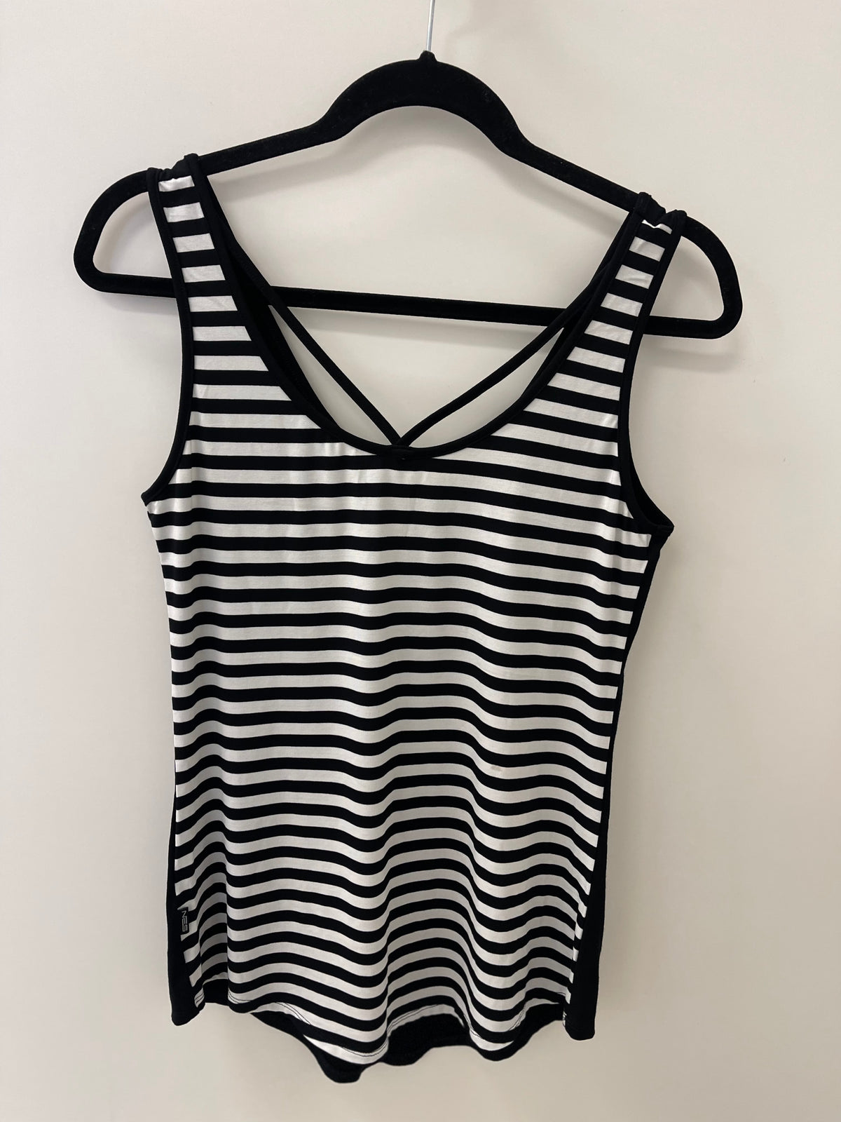 NES Lattice Singlet Black &amp; White Stripe